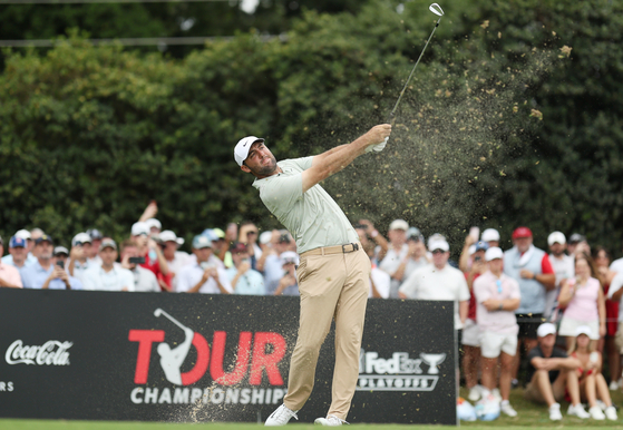 Scottie Scheffler hits his shot from the 15th tee during the final round of the Tour Championship at East Lake Golf Club in Atlanta, Georgia on Sept. 1.  [GETTY IMAGES]