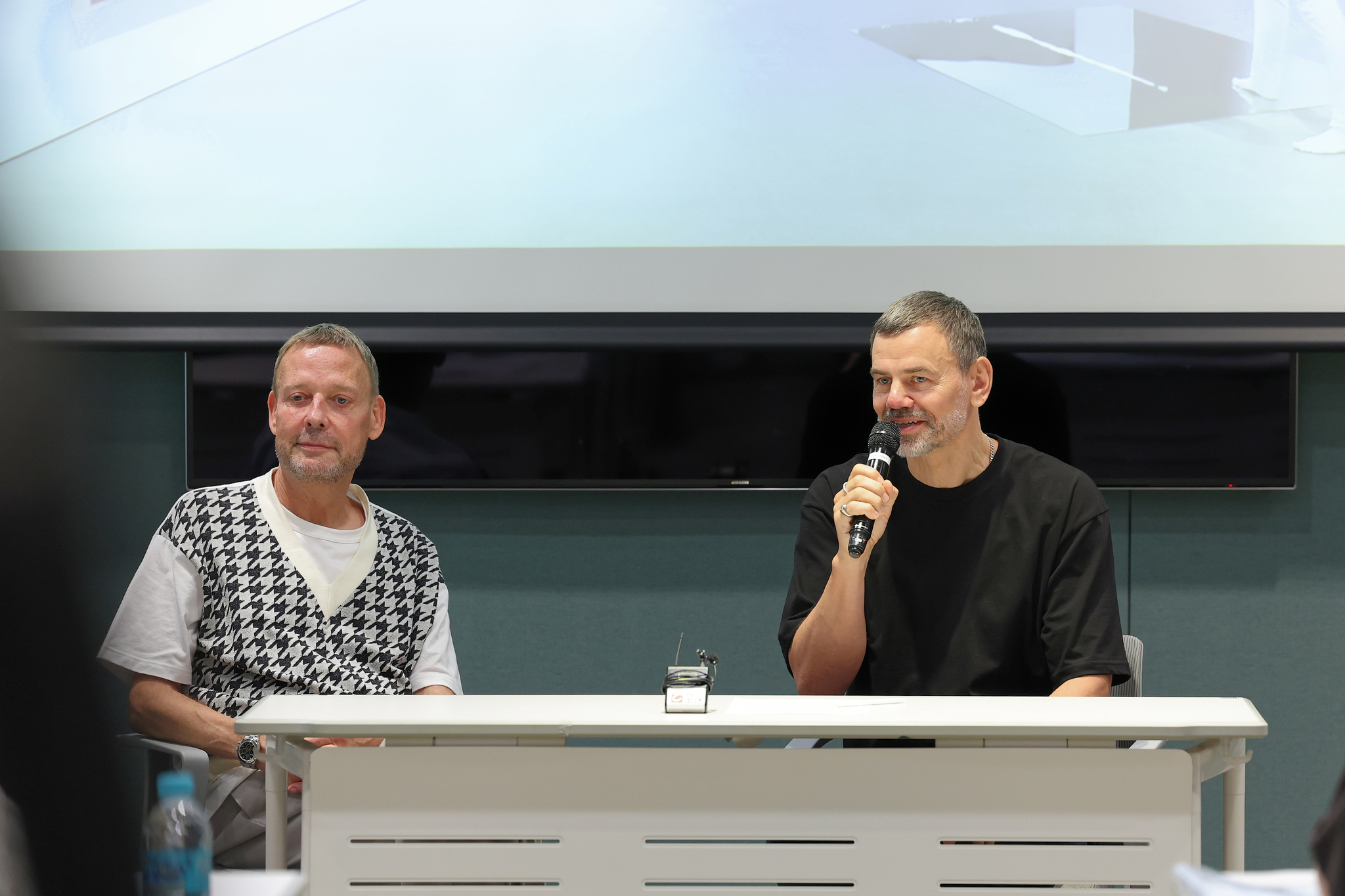 Elmgreen & Dragset speak during a press conference at the Amorepacific Museum of Art in central Seoul for the art duo's latest exhibition, ″Spaces″ last week. From left is Michael Elmgreen and Ingar Dragset. [AMOREPACIFIC MUSEUM OF ART]