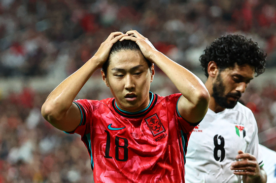 Lee Kang-in reacts during a World Cup qualifier between Korea and Palestine at Seoul World Cup Stadium in western Seoul on Wednesday.  [JOONGANG ILBO]