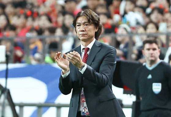 Hong Myung-bo reacts during a World Cup qualifier between Korea and Palestine at Seoul World Cup Stadium in western Seoul on Wednesday.  [JOONGANG ILBO]