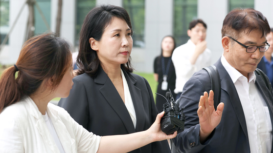 Kim Hye-kyung, the wife of Democratic Party leader Lee Jae-myung, walks into Suwon District Prosceutors' Office in Suwon, Gyeonggi, on Thursday. [YONHAP]