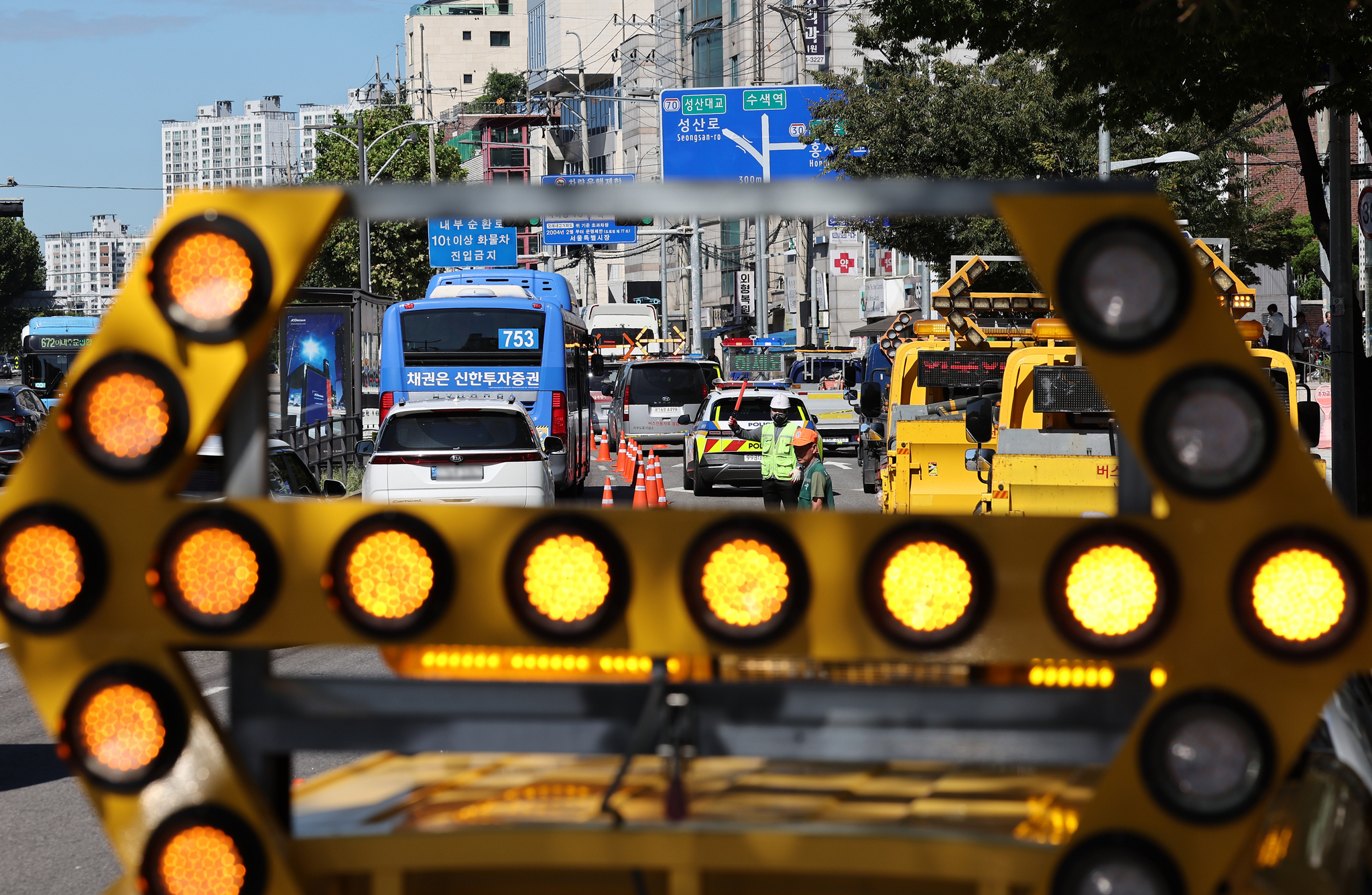 Road authorities control traffic in Yeonhui-dong in Seodaemun District, western Seoul, on Friday morning after an additional road subsidence was discovered near a sinkhole that appeared a day earlier. [YONHAP] 