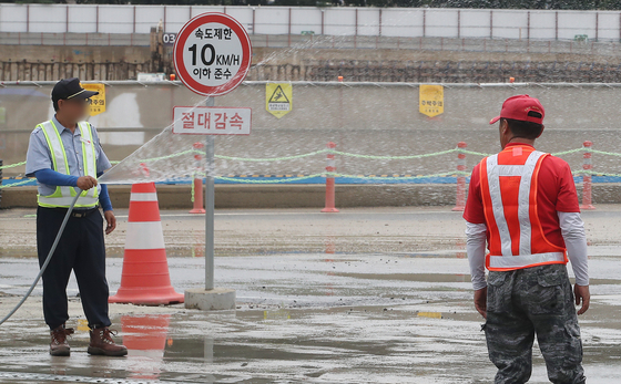 Workers on duty at a construction site in Seoul on Aug. 21. [NEWS1]