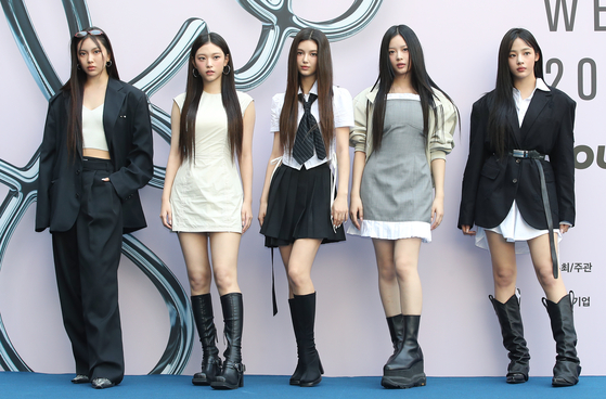 Girl group NewJeans at Seoul Fashion Week held at the Dongdaemun Design Plaza in Jung District, central Seoul, on Tuesday. [YONHAP]