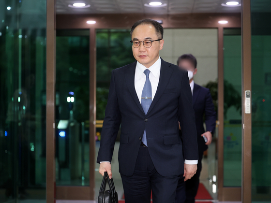 Prosecutor General Lee One-seok leaves the Supreme Prosecutors' Office in Seocho District, southern Seoul, Friday. [YONHAP]