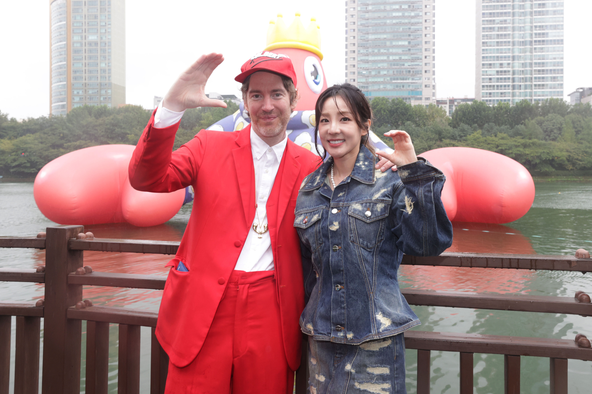 Girl group 2NE1 member Sandara Park, right, and British pop media artist Philip Colbert pose for a photo in front of the "Floating Lobster King" on display in Seokchon Lake from Friday to Sept. 26. [YONHAP]