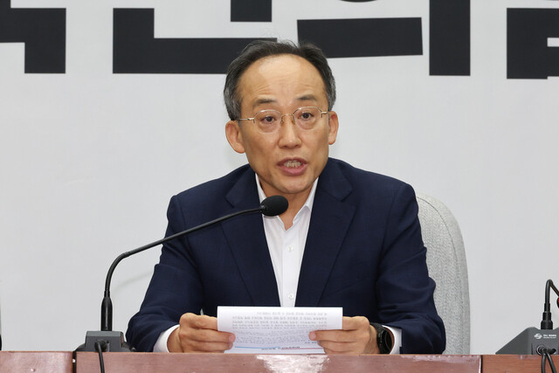 Choo Kyung-Ho, floor leader of the PPP, talks at a in-house policy meeting held at the National Assembly on Friday. [YONHAP]