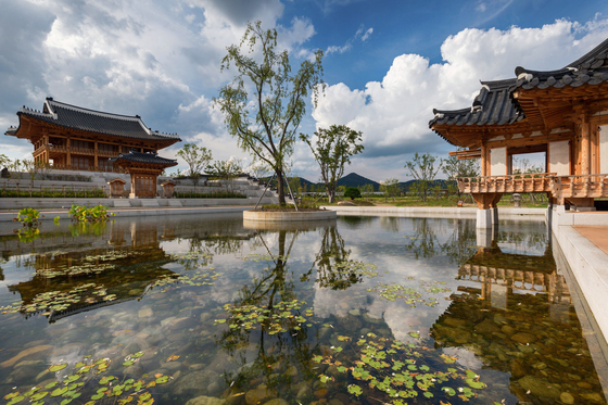 Sejong National Arboretum in Sejong City spans 650,000 square meters (161 acres) and offers a variety of worldwide flora through different themed zones. [JOONGANG ILBO]