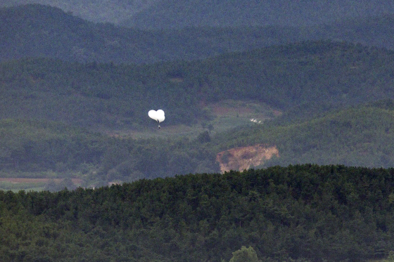 A garbage-laden balloon is seen rising from Kaepung County in North Hwanghae, North Korea, as viewed from the South's Odusan Unification Observatory in Paju, Gyeonggi, on Thursday morning. [YONHAP]