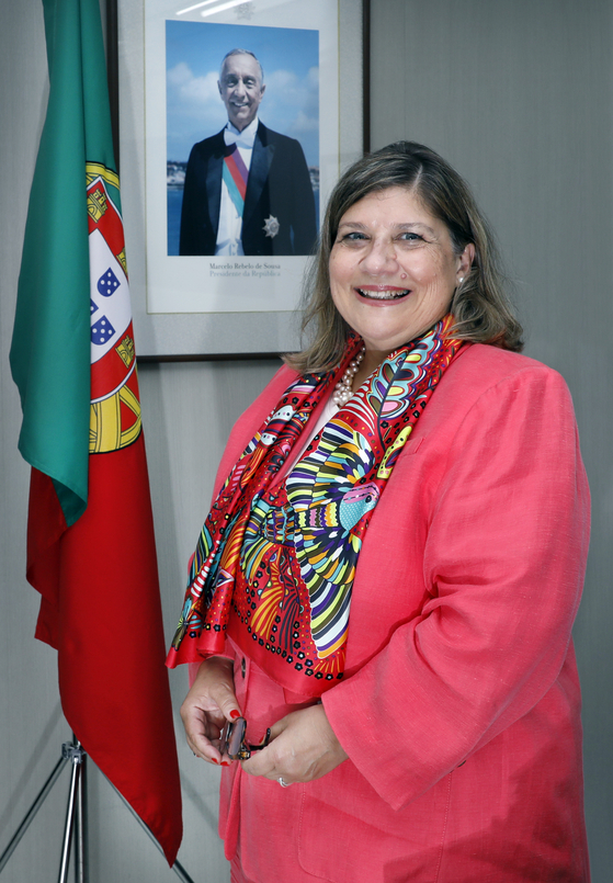 Susana Vaz Patto, the Portuguese ambassador to Korea, poses for a photo after an interview with the Korea JoongAng Daily on Aug. 21 at the temporary office of the Portuguese Embassy in Jongno District, central Seoul. [PARK SANG-MOON]