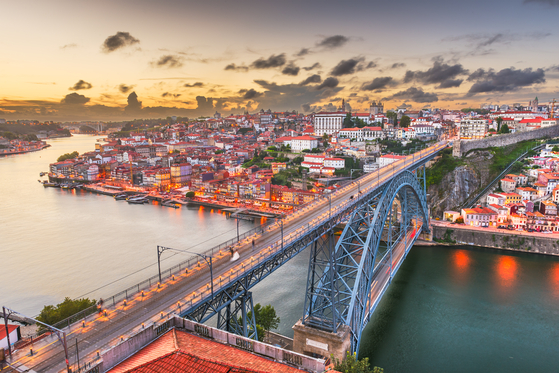 The Dom Luis I Bridge and the Douro River in the city of Porto, Portugal [LOTTE TOUR]