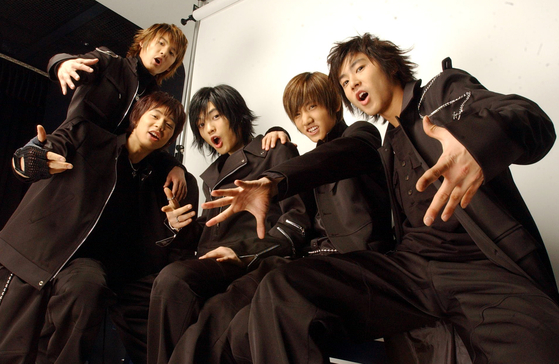 The five original members of boy band TVXQ in 2004 [JOONGANG ILBO]