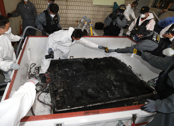 The fire authorities conduct a joint investigation on burned battery modules from a Mercedes EQE EV that burst into flames in an underground parking garage in an apartment complex in Incheon on Aug. 1. [NEWS1] 