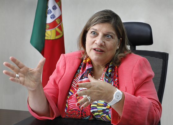 Susana Vaz Patto, the Portuguese ambassador to Korea, speaks during an interview with the Korea JoongAng Daily on Aug. 21 at the temporary office of the Portuguese Embassy in Jongno District, central Seoul. [PARK SANG-MOON]