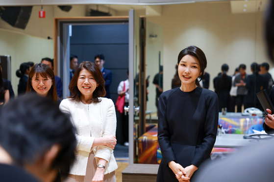 First lady Kim Keon Hee, right, and Japanese first lady Yuko Kishida visit a K-pop entertainment agency in Seoul to encourage idol trainees preparing to debut in Japan on Friday. [PRESIDENTIAL OFFICE] 