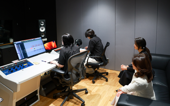 First lady Kim Keon Hee, back right, and Japanese first lady Yuko Kishida, back left, visit a recording studio at a Korean entertainment agency in Seoul on Friday. [PRESIDENTIAL OFFICE] 