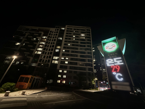 A LED screen displays the temperature of an apartment complex in Seoul on Aug. 16. [YONHAP}