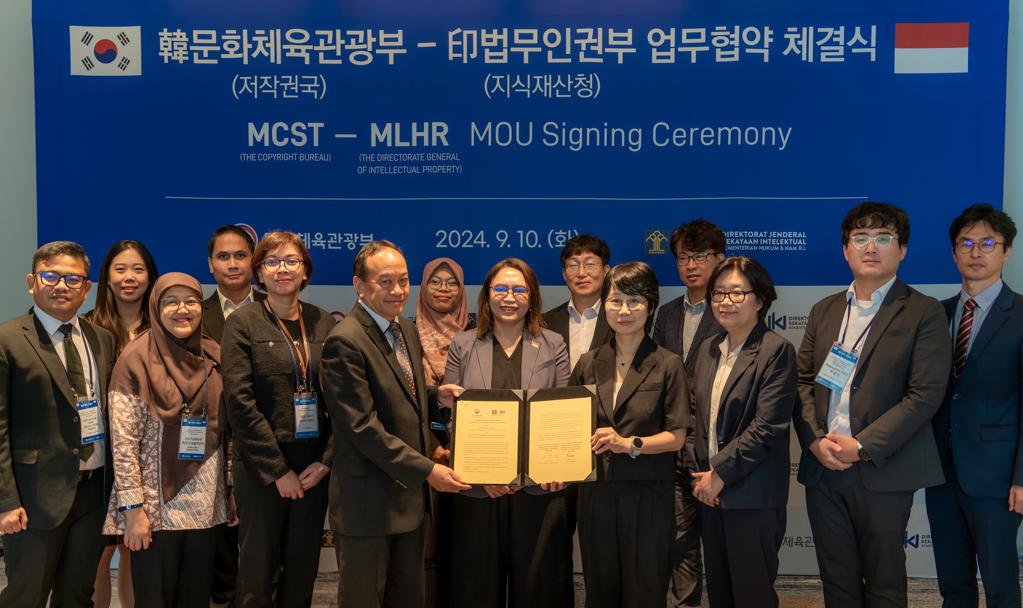 The Ministry of Culture, Sports and Tourism and Indonesia's Directorate General of Intellectual Property pose for a photo after signing a memorandum of understanding (MOU) to form a cooperative network for international investigations into the illegal distribution of K-content on Tuesday in central Seoul. [MINISTRY OF CULTURE, SPORTS AND TOURISM]