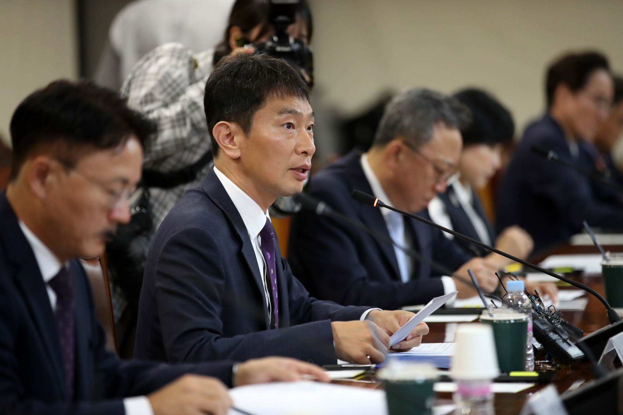 Financial Supervisory Service Gov. Lee Bok-hyun, second from left, speaks during a meeting with bank CEOs held in central Seoul on Tuesday. [NEWS1] 