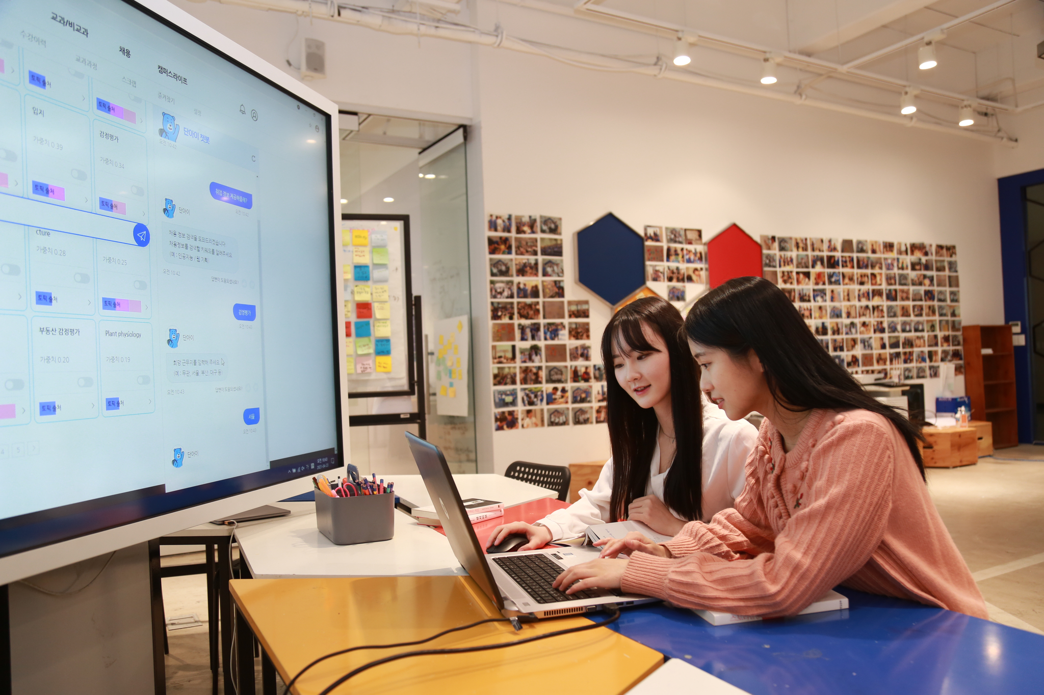 Students try "Dan.i," Dankook University's AI chat bot that recommends students relevant information about university life depending on their areas of interest. [DANKOOK UNIVERSITY]