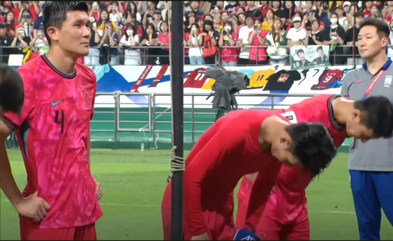 Kim Min-jae, left, looks at spectators at Seoul World Cup Stadium in western Seoul as the Korean national team bows after a 2026 World Cup qualifer between Korea and Palestine on Sept. 5. [SCREEN CAPTURE]