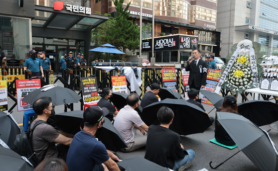 Merchants affected by delayed payments from TMON and WeMakePrice protest in front of the ruling party People Power Party's office in Yeouido, western Seoul. [YONHAP]