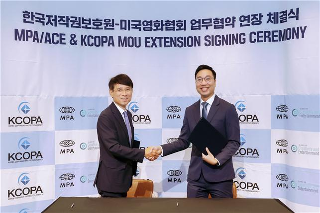 The Korea Copyright Protection Agency signs an extension of a memorandum of understanding with U.S. trade association, Motion Picture Association, on Monday. [KOREA COPYRIGHT PROTECTION AGENCY]