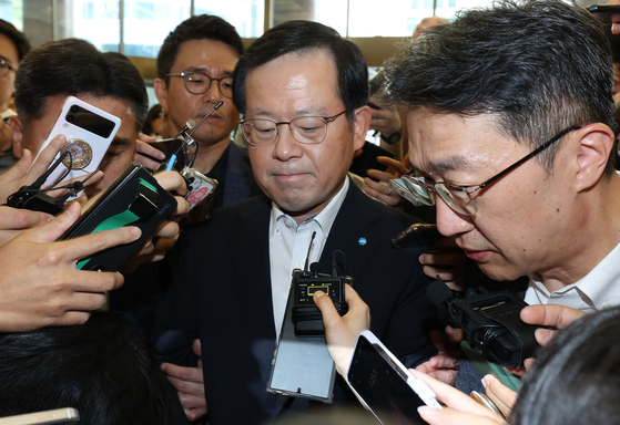 Woori Bank CEO Cho Byung-kyu attends a conference in central Seoul on June 19, following the uncovering of a major embezzlement case. [YONHAP] 