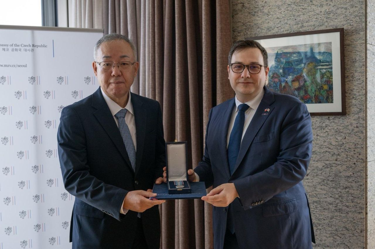 Czech Foreign Minister Jan Lipavsky, right, awards a “Distinguished Contribution to Diplomacy Medal” to former Korean Ambassador to the Czech Republic Moon Ha-yong on Tuesday at the Czech ambassador to Korea's residence in Yongsan District, central Seoul. [EMBASSY OF THE CZECH REPUBLIC IN SEOUL]