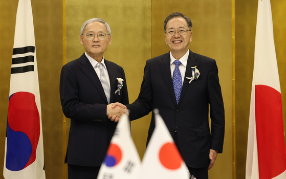 Korea's Minister of Culture, Sports and Tourism Yu In-chon, left, and Japan's Minister of Land, Infrastructure, Transport and Tourism Tetsuo Saito meet on Tuesday for bilateral talks in Kobe, Japan. [MINISTRY OF CULTURE, SPORTS AND TOURISM] 