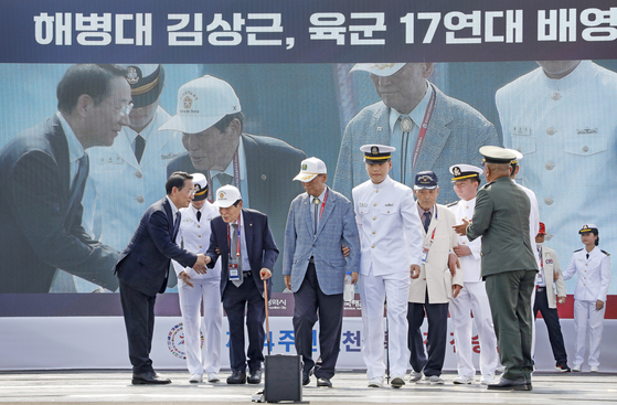 Incheon Mayor Yoo Jeong-bok, far left, greets veterans who participated in the Incheon landing during the official ceremony commemorating the 74th anniversary of the military operation at Inner Harbor on Wednesday. [PARK SANG-MOON]