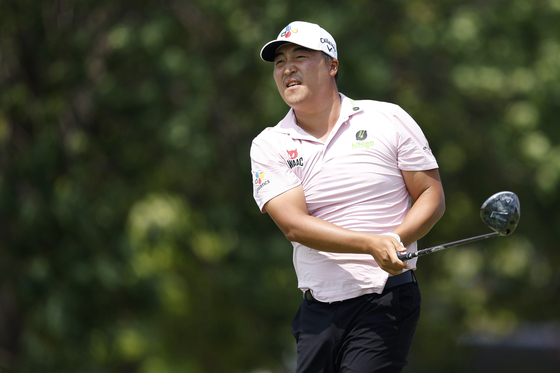 Lee Kyoung-hoon plays his shot from the 10th tee during the second round of the 3M Open at TPC Twin Cities on July 26 in Blaine, Minnesota. [GETTY IMAGES]