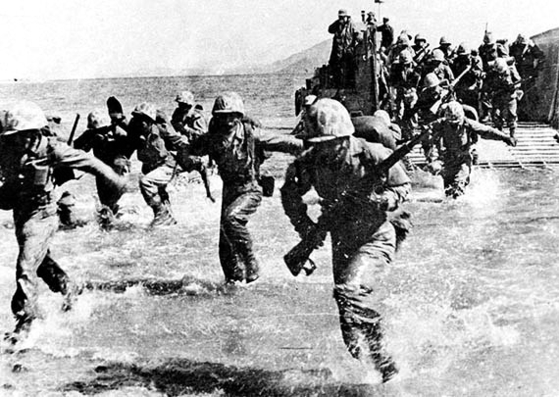 Soldiers under the United Nations Command, the bulk of which was made up of U.S. and South Korean troops, charge onto a beach in Incheon on Sept. 15, 1950, the first day of Operation Chromite. [UNITED STATES ARMED FORCES MUSEUM]  