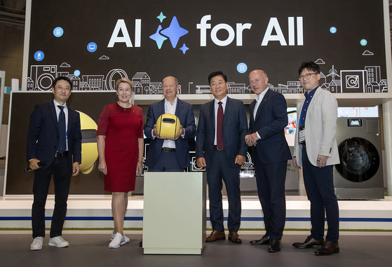 German chancellor Olaf Scholz, third from left, poses for a photo with other German politicians and Samsung Electronics executives in front of the Korean tech firm's booth at IFA in Berlin, Germany, on Sept. 6. [SAMSUNG ELECTRONICS]