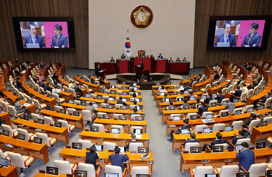 Prime Minister Han Duck-soo answers questions from People Power Party Rep. Yoon Sang-hyun during a National Assembly questioning on foreign affairs, unification and national security at the National Assembly building in Yeouido, western Seoul, on Wednesday. [NEWS1]