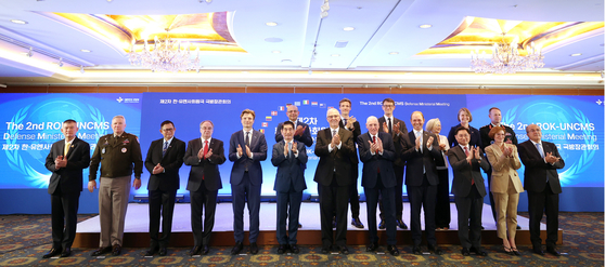 South Korean Defense Minister Kim Yong-hyun, sixth from left in the front row, and Canadian Defense Minister Bill Blair, seventh from left in the front row, stand alongside officials from United Nations Command member states during the organization's second meeting in Seoul on Tuesday. [YONHAP]