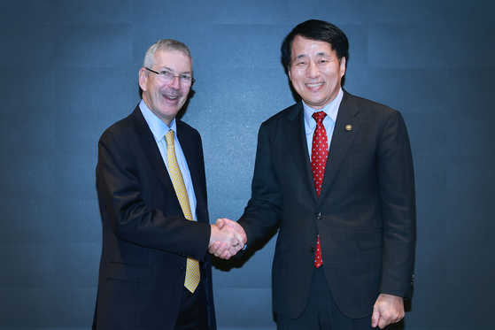 Alan Estevez shakes hand with then Vice Minister of Trade, Industry and Energy Jang Young-jin in 2023. [YONHAP]