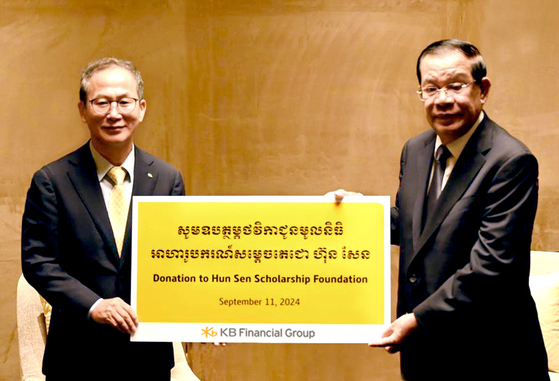 KB Financial Group Chairman Yang Jong-hee, left, poses for a photo with Hun Sen, head of the Senate in Cambodia and the former prime minister, during a meeting in Incheon on Wednesday. [KB FINANCIAL GROUP]