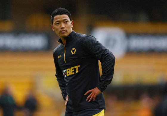 Wolverhampton Wanderers' Hwang Hee-chan warms up before a Premier League match against Chelsea at Molineux Stadium in England on Aug. 25. [REUTERS/YONHAP] 