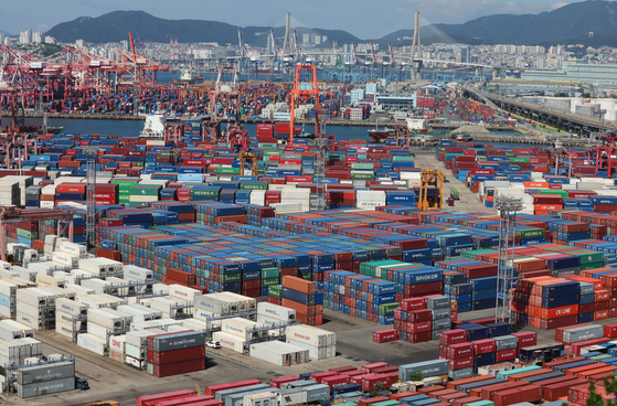 Containers at the Port of Busan, the largest port in Korea. [YONHAP]