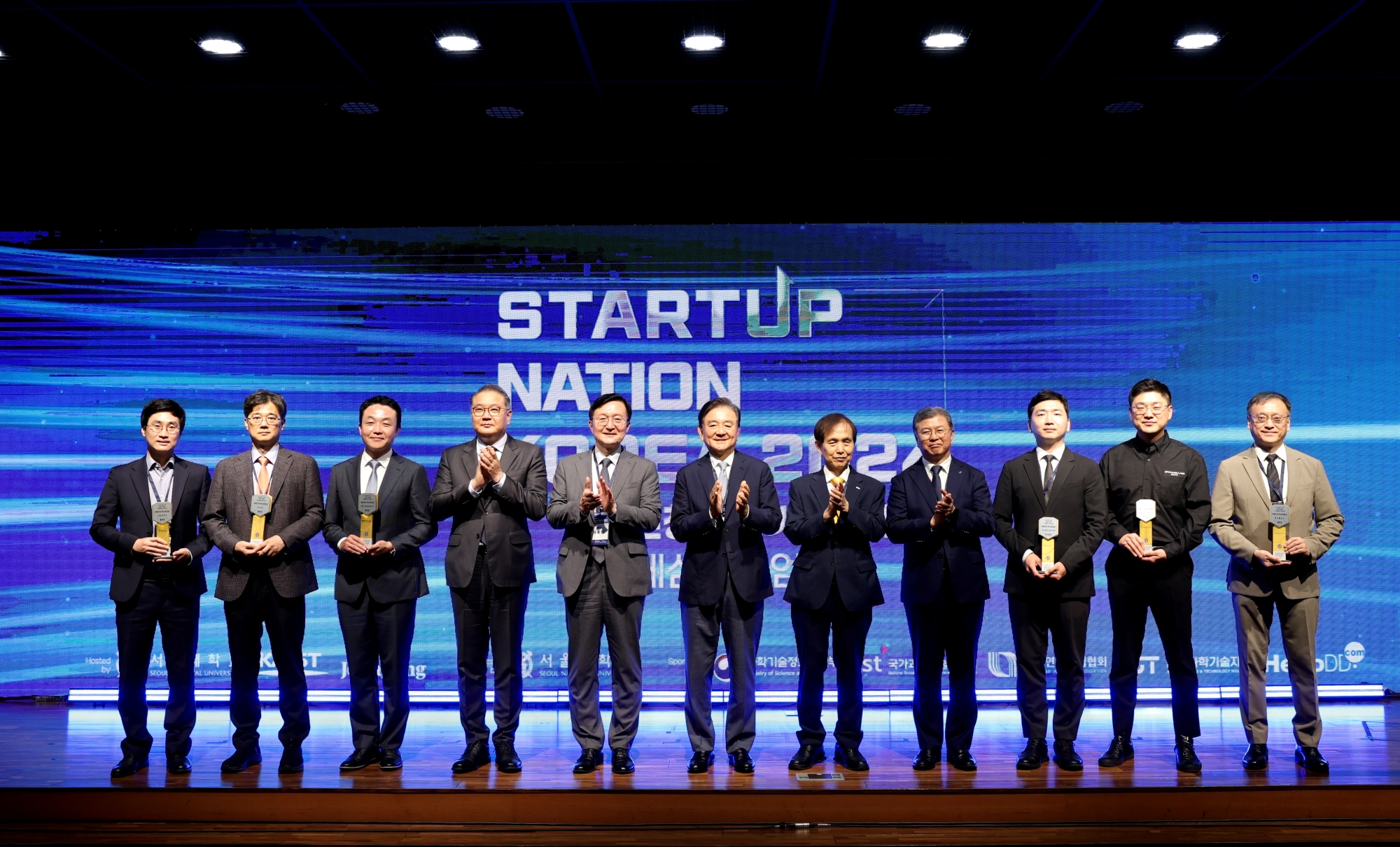 The JoongAng Ilbo, KAIST and Seoul National University (SNU) hosted the annual International Symposium on "Korea, the Country of Innovation and Start-ups," also known as “Startup Nation Korea 2024" on Wednesday at SNU's campus in southern Seoul. From fourth to eighth from left are Senior Secretary to the President for Science and Technology Park Sang-ook, SNU President Ryu Hong-lim, JoongAng Holdings Chairman Hong Seok-hyun, KAIST President Lee Kwang-hyung and National Research Council of Science and Technology Chairman Kim Bok-chul. [KIM KYUNG-ROK]