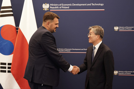 Korean Deputy Foreign Minister Kim Hee-sang shakes hands with his Polish counterpart, Jacek Tomczak, prior to their meeting in Warsaw, Poland, on Tuesday (local time). [FOREIGN MINISTRY]