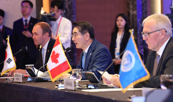 Defense Minister Kim Yong-hyun, center, speaks during the opening ceremony of the South Korea-United Nations Command defense ministerial meeting in Seoul on Tuesday. Nils Hilmer, a state secretary in the German Defense Ministry, sits to the left, while Canadian Defense Minister Bill Blair sits on the right. [NEWS1]