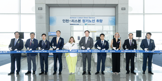 Korean Air CEO Yoo Ki-hong, fifth from right, poses with Portuguese Ambassador to Korea Susana Vaz Patto, sixth from right, at an event commemorating the launch of a flight from Incheon to Lisbon on Wednesday. [INCHEON INTERNATIONAL AIRPORT CORPORATION]