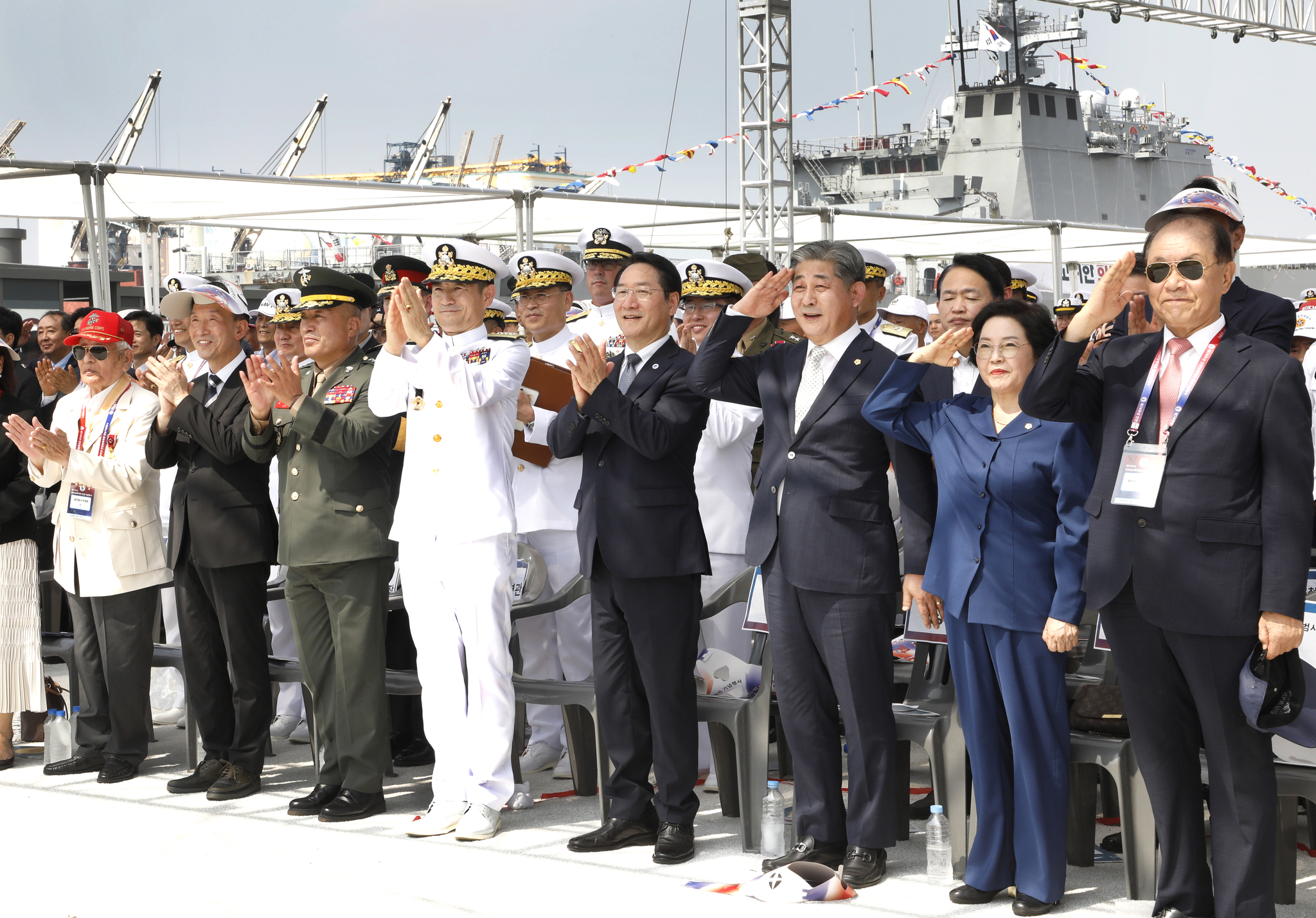 From third from left, front row: Marine Corps Commandant Lt. Gen. Kim Kye-hwan, Chief of Naval Operations Adm. Yang Yong-mo, Incheon Mayor Yoo Jeong-bok and officials applaud during a ceremony commemorating the 74th anniversary of the Incheon landing at Inner Harbor Piers 1 and 8 in Jung District, Incheon, on Wednesday. [PARK SANG-MOON]