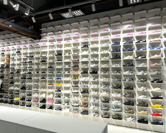 The wall of sneakers in Musinsa Store Seongsu @ DaelimChanggo in Seongsu-dong, eastern Seoul [KIM JI-YE]