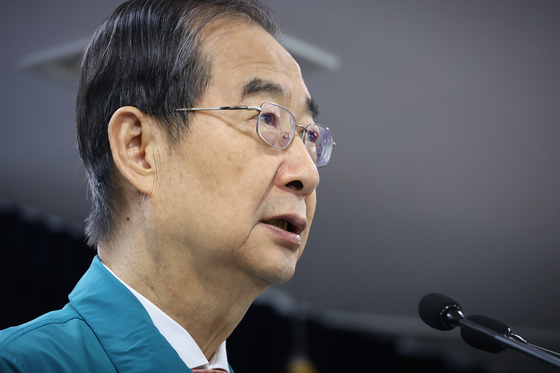 Prime Minister Han Duck-soo addresses the public in a briefing on the medical strike on Thursday. [YONHAP]