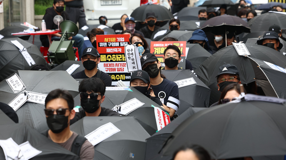 Sellers and customers affected by TMON and WeMakePrice's liquidty crisis launch a protest against the e-commerce platforms in front of the National Assembly building in Yeouido, western Seoul, on Sept. 8. [YONHAP] 