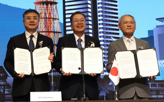 Yu In-chon, Korea's minister of culture, sports and tourism, right, Tetsuo Saito, Japan's minister of land, infrastructure, transport and tourism, center, and Zhang Zheng, vice minister of the Ministry of Culture and Tourism of the People's Republic of China, left, pose for a photo after signing the joint statement during the 10th Korea-Japan-China Tourism Ministers’ Meeting held in Kobe, Japan, on Wednesday. [MINISTRY OF CULTURE, SPORTS AND TOURISM] 