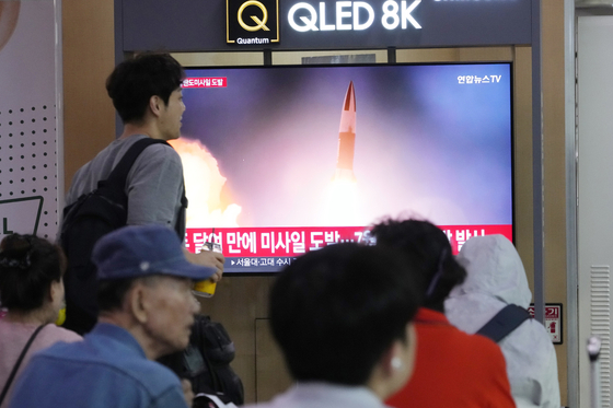 A television screen shows a file image of North Korea's missile launch during a news program at Seoul Station in Jung District, central Seoul, on Thursday. [AP/YONHAP]